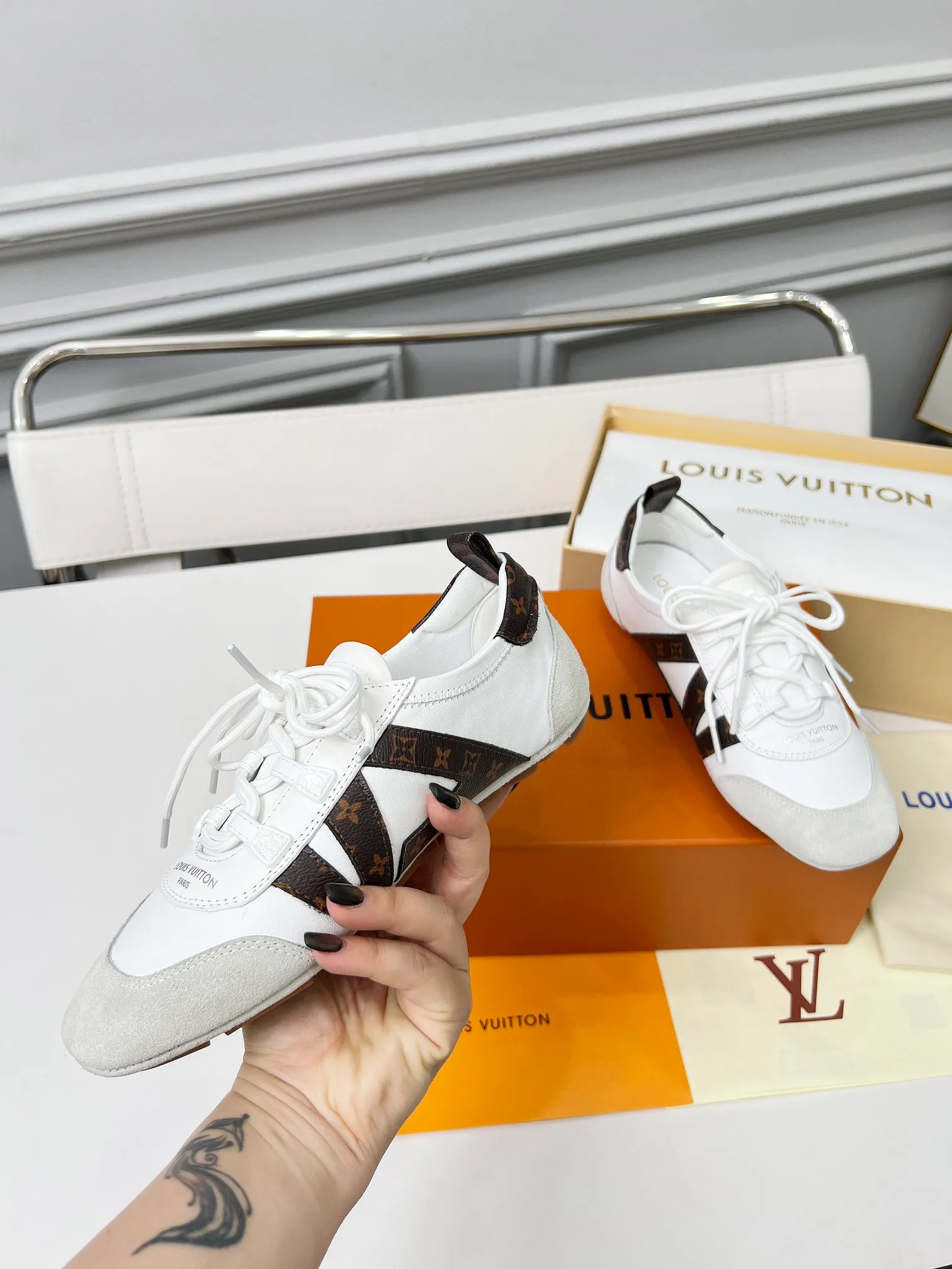 👟👟Ex-factory price 600👟👟 LV Sneakerina ballet-style sneakers are made of soft sheepskin and suede cow leather trimmings, and Monogram canvas is used to write the LV letters on the side, combining the light structure of ballet shoes with the comfortable texture of sneakers. Sacchetto craftsmanship and an injection-molded outsole complete the package, allowing for flexibility in a variety of looks. Code number: 35~41, colors are being updated...